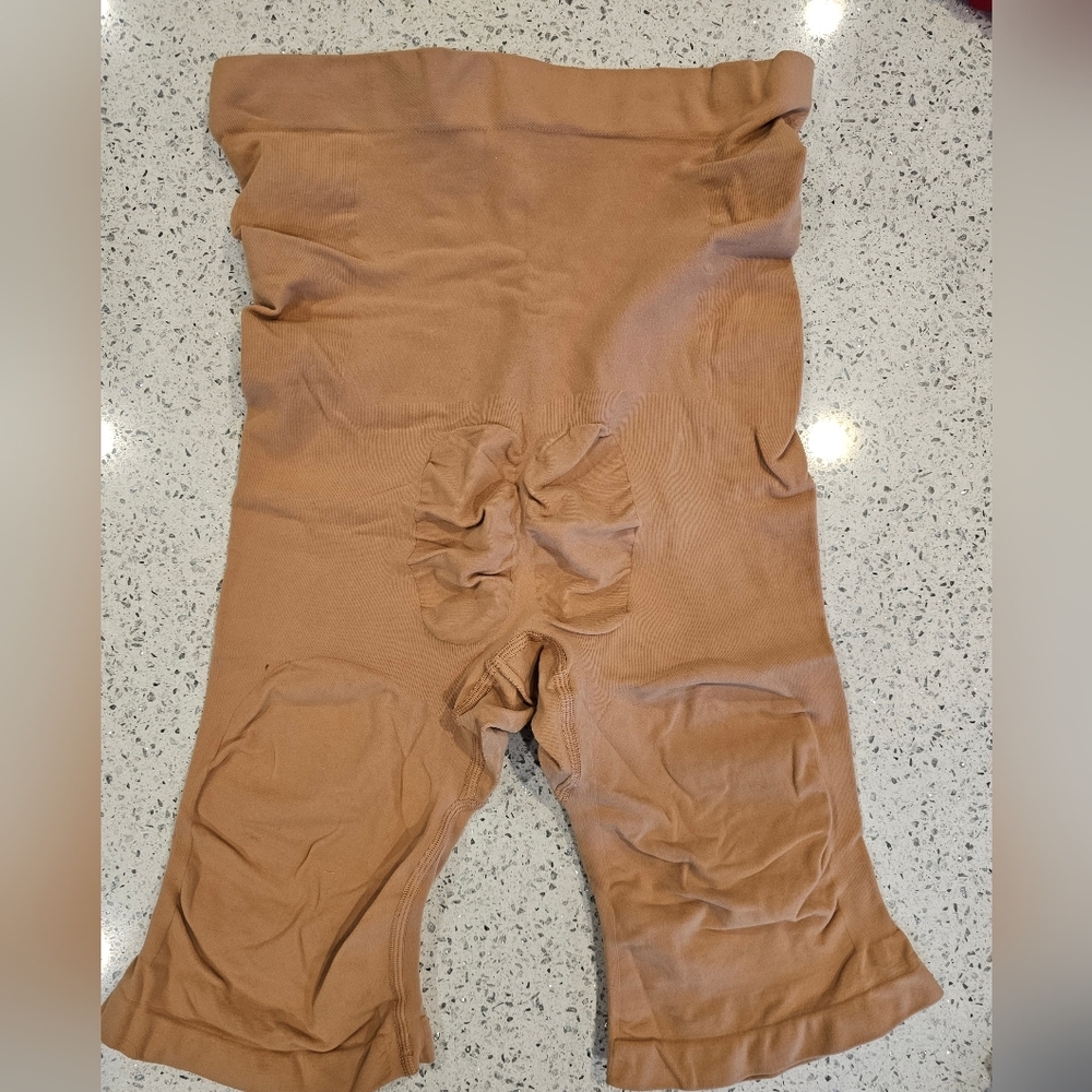 SKIMS Sculpting Short Above the Knee with Open Gusset Ochre Sz 4X/5X - SOLD OUT